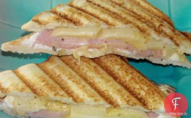 Sanduíche de presunto e queijo grelhado decadente