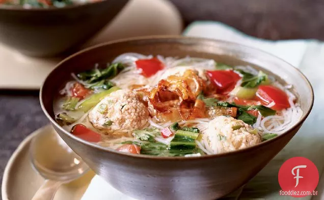 Bok Choy e sopa de macarrão de arroz com almôndegas de Peru