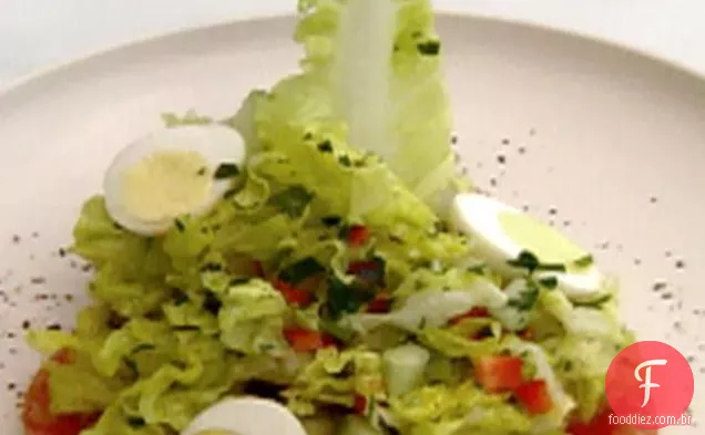 Salada de verduras para bebês com ovo de codorna e vinagrete balsâmico branco de bordo