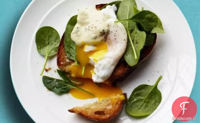 Crostini com espinafre, ovo escalfado e molho cremoso de mostarda