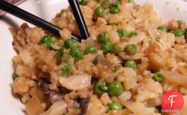 Arroz dourado com ervilhas