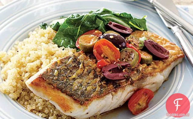Robalo com tomates e azeitonas