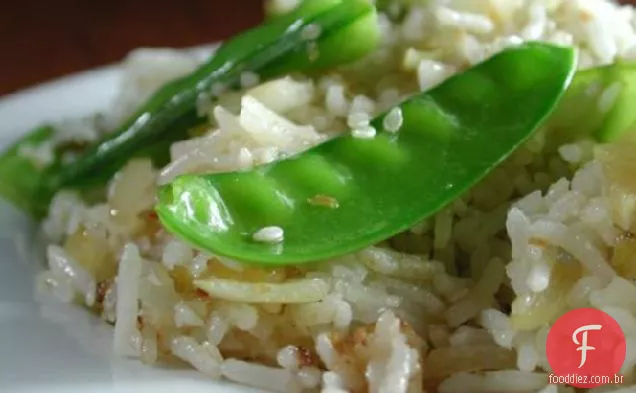 Ervilha de neve e pilaf de gergelim