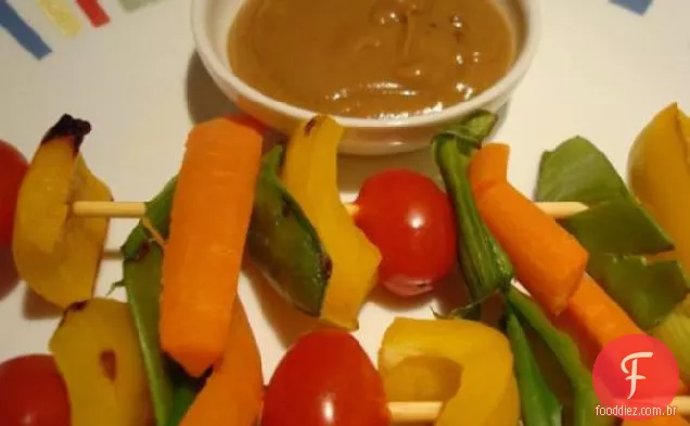 Kabobs Vegetarianos Ao Estilo Tailandês Com Molho Picante De Amendoim
