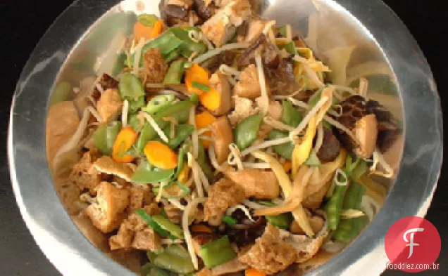 Tofu frito com cogumelos, ervilhas e cebola verde