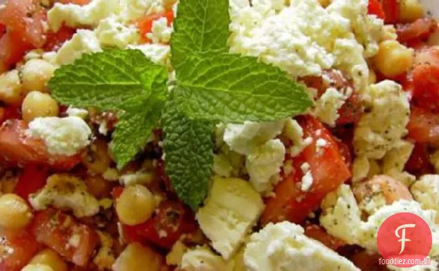 Grão de bico, tomate cereja e salada de Feta