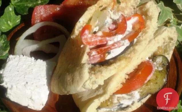 Pita Vegetal Assada Com Molho Cremoso De Feta