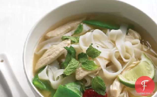 Sopa de macarrão asiática com frango e ervilhas