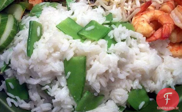 Arroz de gengibre cozido no vapor com ervilhas