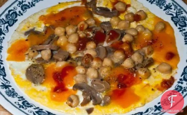 Grão de bico, cogumelo, queijo e omelete de ovo
