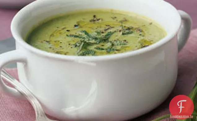 Sopa de ervilha fresca com hortelã