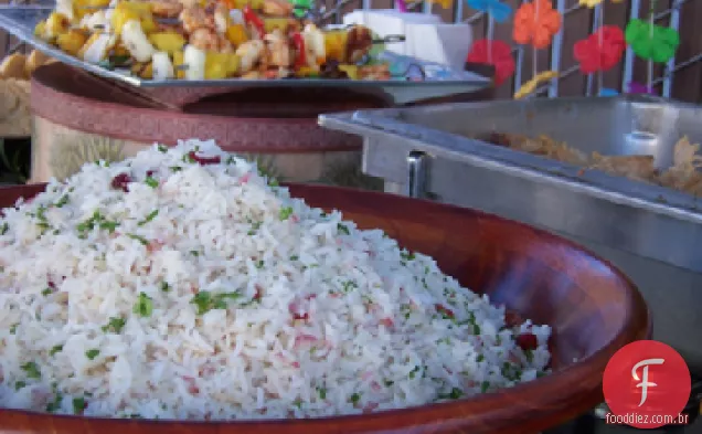 Arroz De Coco Em Erupção Com Especiarias, Nozes E Ervilhas