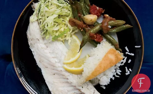 Branzino cozido em sal com frutas cítricas, erva-doce e ervas