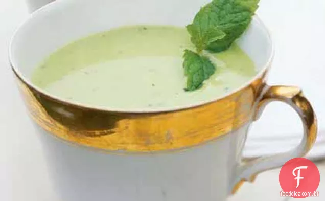 Sopa de ervilha gelada com Pesto De Hortelã