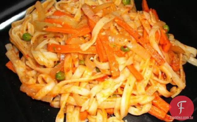 Macarrão de arroz com molho de tahine e vegetais misturados