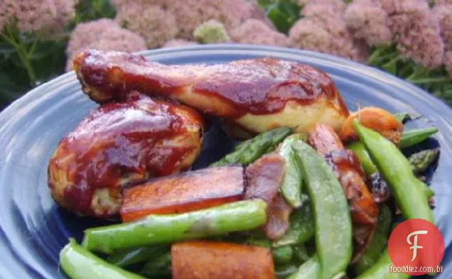 Pernas de frango para churrasco com vegetais salteados