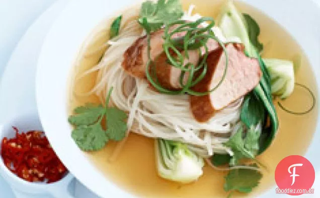 Carne de porco caramelizada com caldo de cinco especiarias