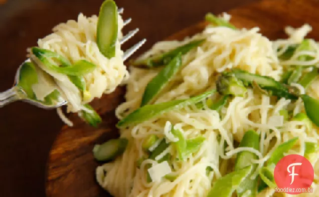 Macarrão de cabelo de anjo com receita de molho de Creme de alho verde