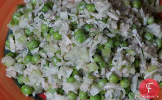 Ervilhas e salada de arroz com molho de leitelho