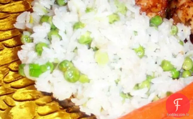 Arroz de limão com ervilhas e cebolinha