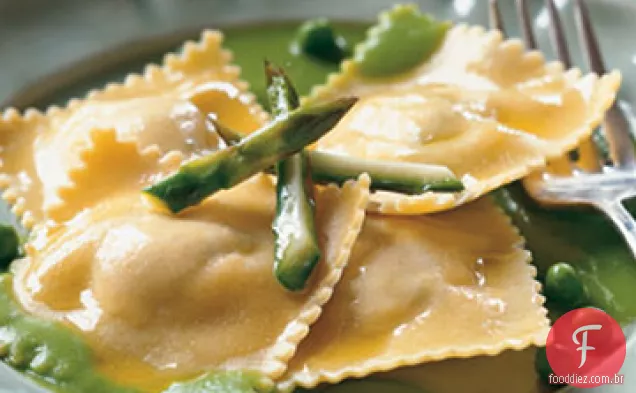 Ravioli di Ricotta e Asparagi con Salsa di Piselli
