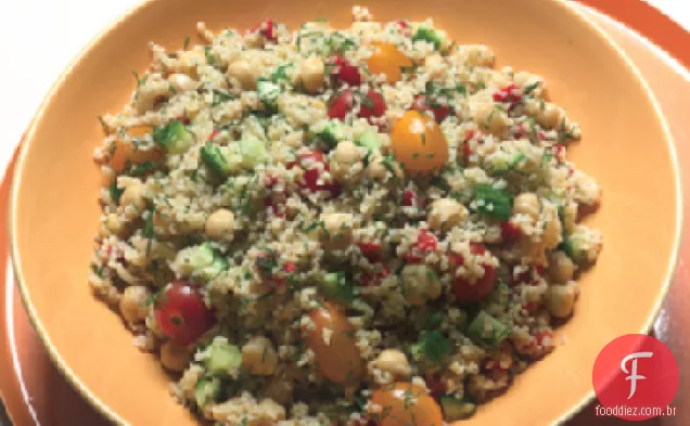 Bulgur, grão de bico e salada de pepino