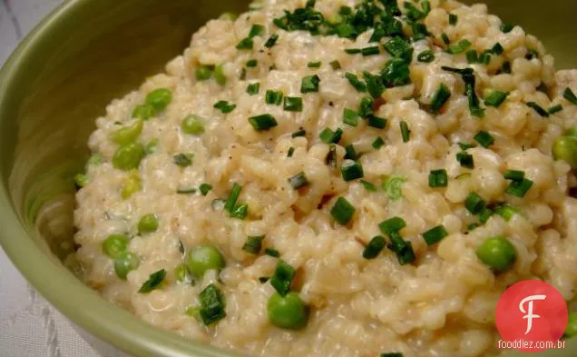 Cevada cremosa com ervilhas e cebolinha