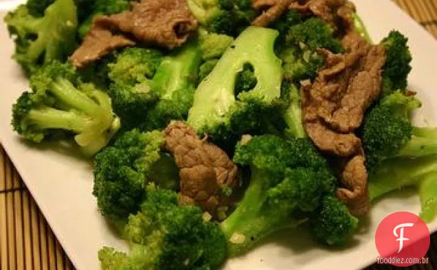 Carne e brócolis salteados