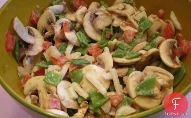 Sopa de ervilha dividida com presunto e legumes