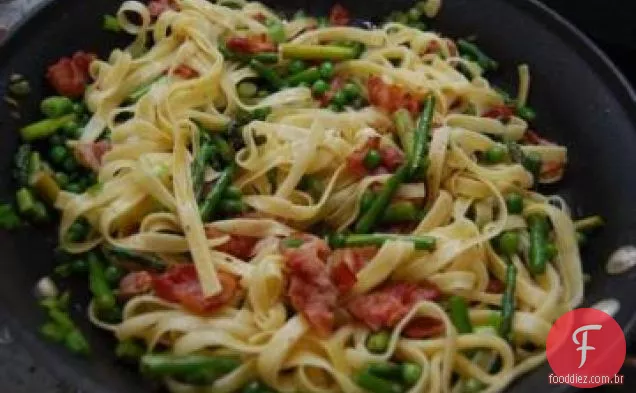 Fettuccine com ervilhas, aspargos e Pancetta