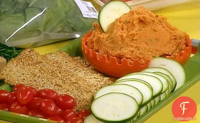 Grão de bico, pimenta assada e alecrim espalhados com pães achatados, tomates de Uva e discos de abobrinha