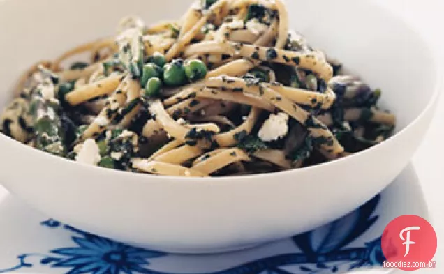 Macarrão com vegetais verdes e ervas
