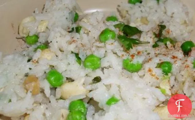 Arroz de coentro de coco com ervilhas e cajus