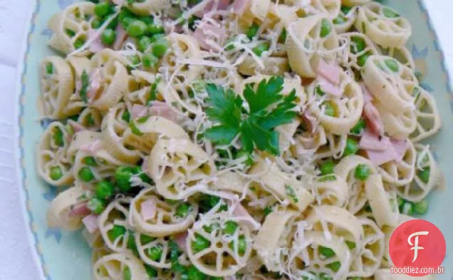 Salada de massa bonita com ervilhas, parmesão e presunto