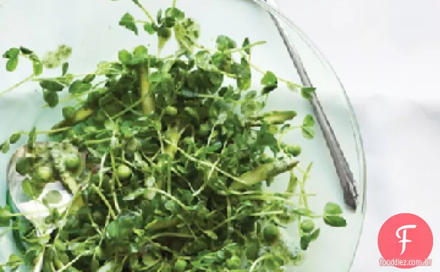 Espargos e salada de ervilha