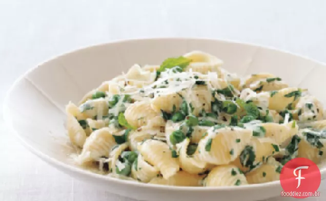 Macarrão com ervilhas, creme, salsa e hortelã