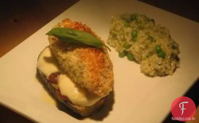 Frango com crosta de parmesão na berinjela tomate seco ao sol e Mozzar