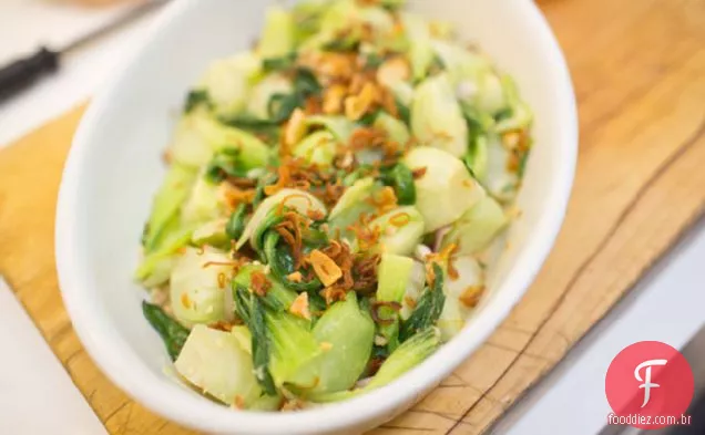 Salada De Verduras Tenras Com Chalotas Fritas Crocantes