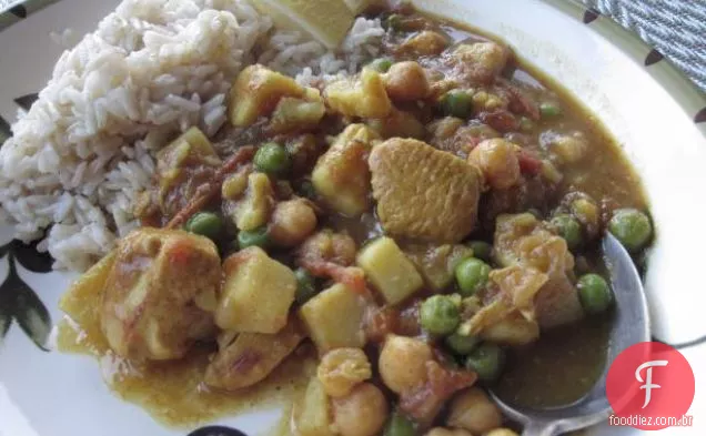 Sopa de ervilha dividida com cebola caramelizada e semente de cominho