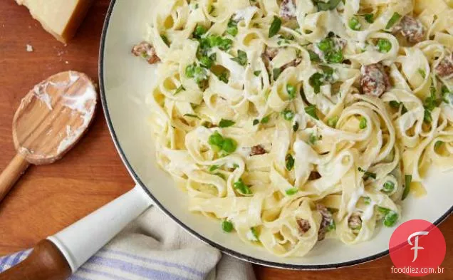 Tagliatelle com ervilhas esmagadas, salsicha e queijo ricota