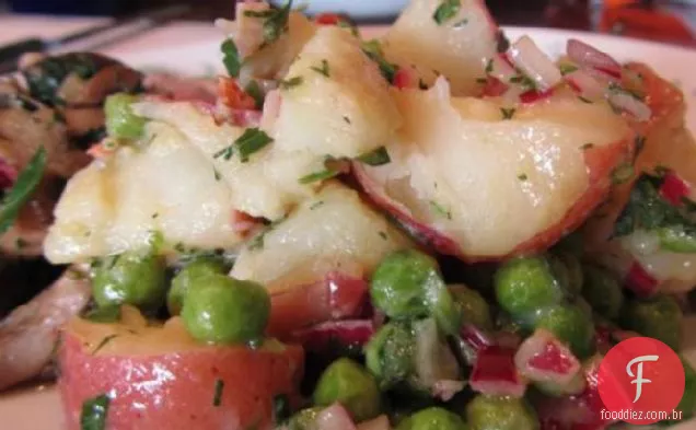Salada de batata Herbed com Bacon e ervilhas