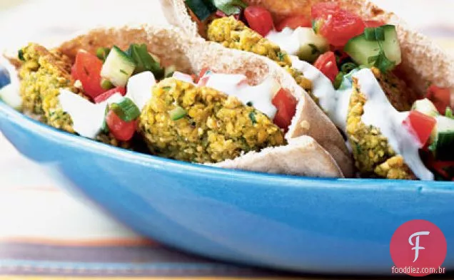 Falafel Pitas com molho de queijo de cabra