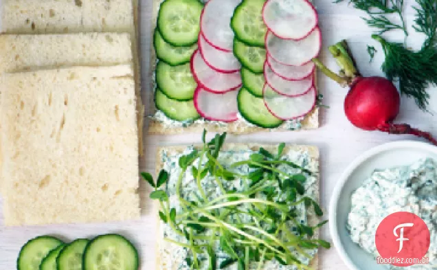 Herbed Pepino Rabanete Chá Sanduíches