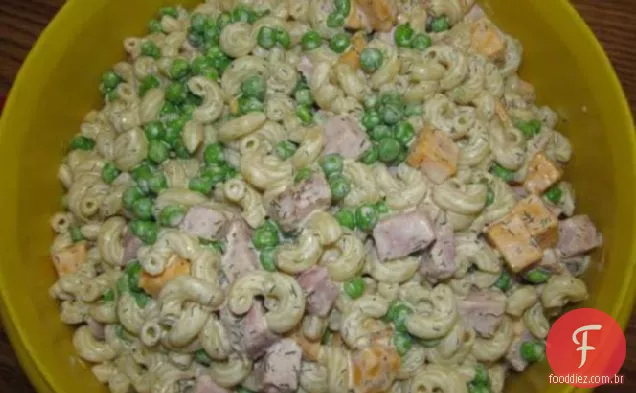 Salada de macarrão-ervilhas, presunto e queijo
