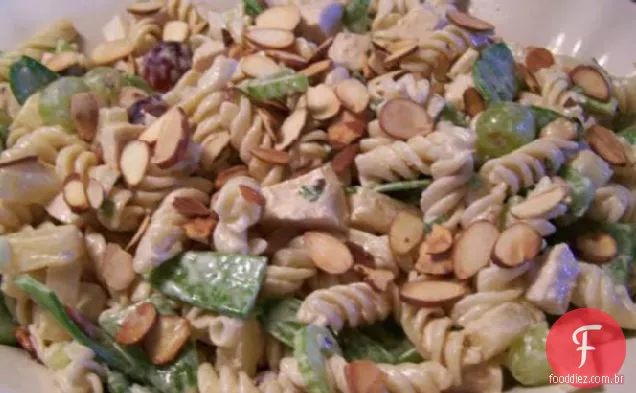 Salada de frango e macarrão para festa