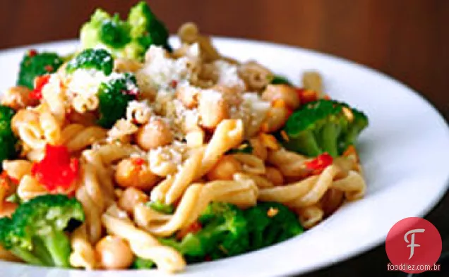 Gemelli de trigo integral com brócolis, grão de bico e molho de alho com pimenta