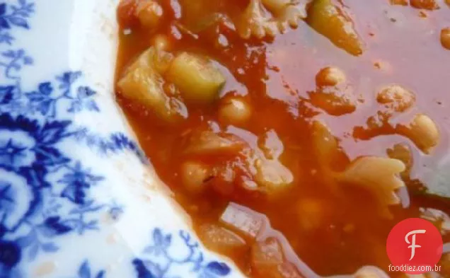 Sopa de grão de bico e macarrão