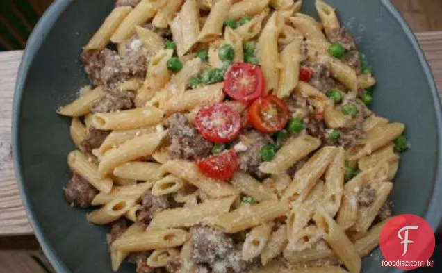 Penne com salsicha, ervilhas e Mascarpone