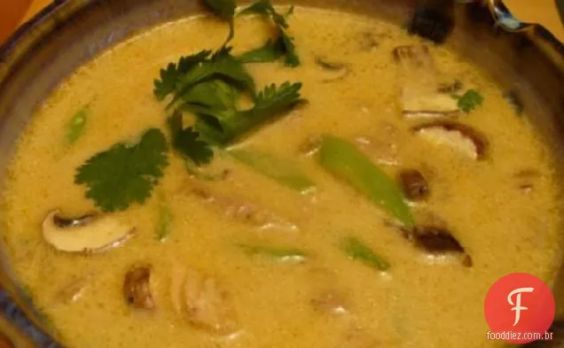 Comida Asiática De Conforto (Sopa De Macarrão De Frango Com Caril De Coco)