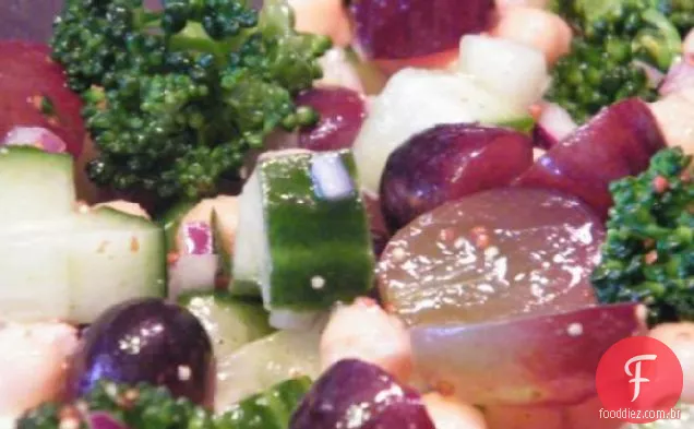 Salada de brócolis, Uva e Grão De Bico